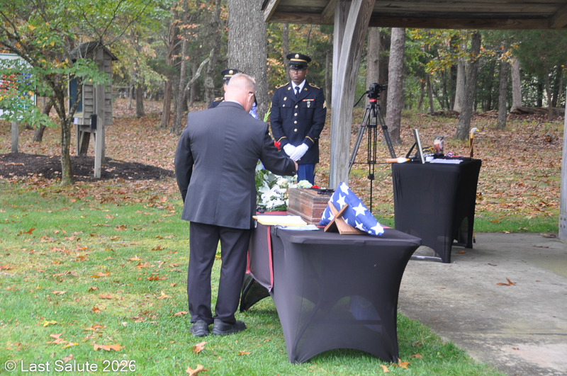 Last-Salute-military-funeral-guard-13