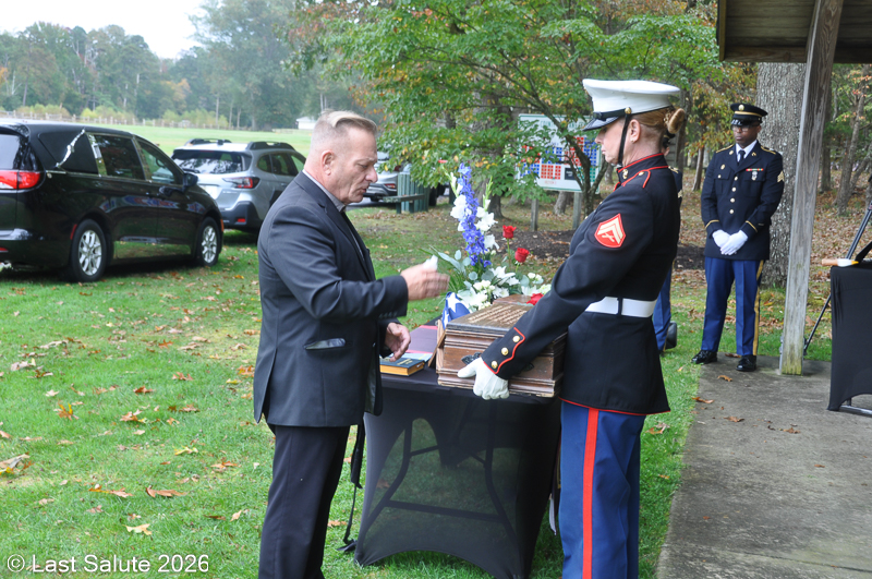 Last-Salute-military-funeral-guard-42