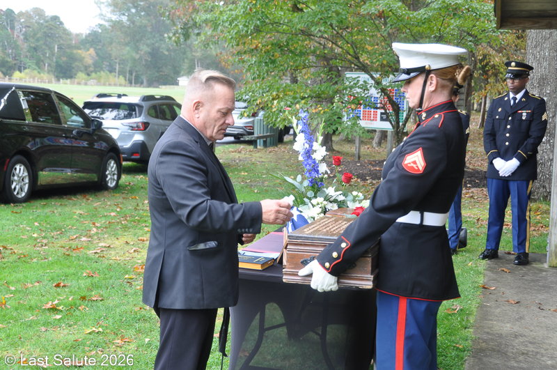 Last-Salute-military-funeral-guard-47